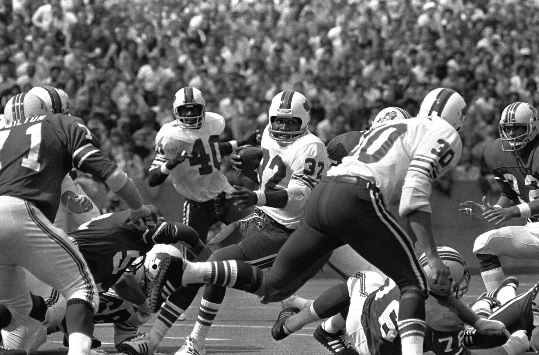 1973: O.J. Simpson rushes for 250 yards to lift Bills